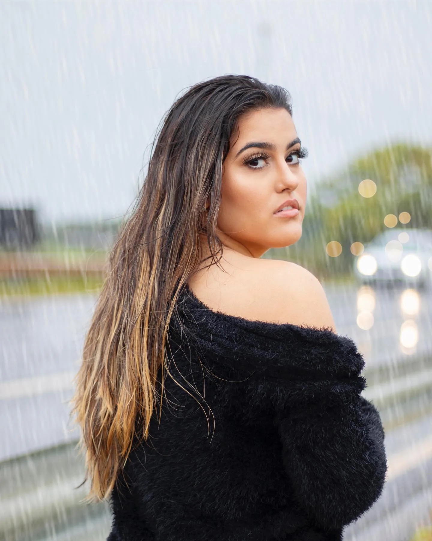 Mulher de roupa preta em um retrato em ambiente externo