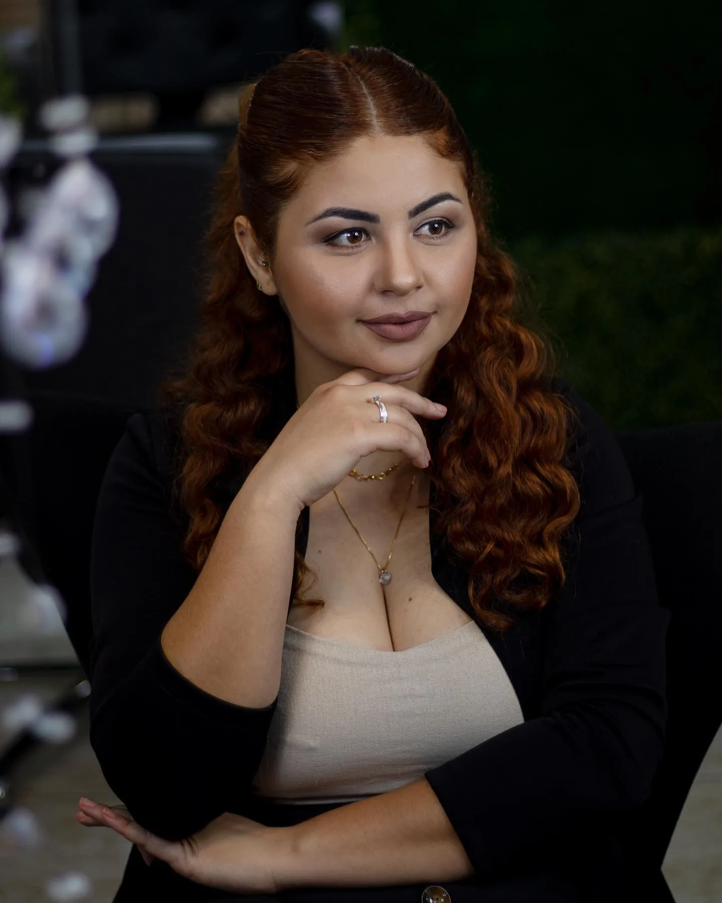Mulher de cabelos ruivos em um retrato com luz natural