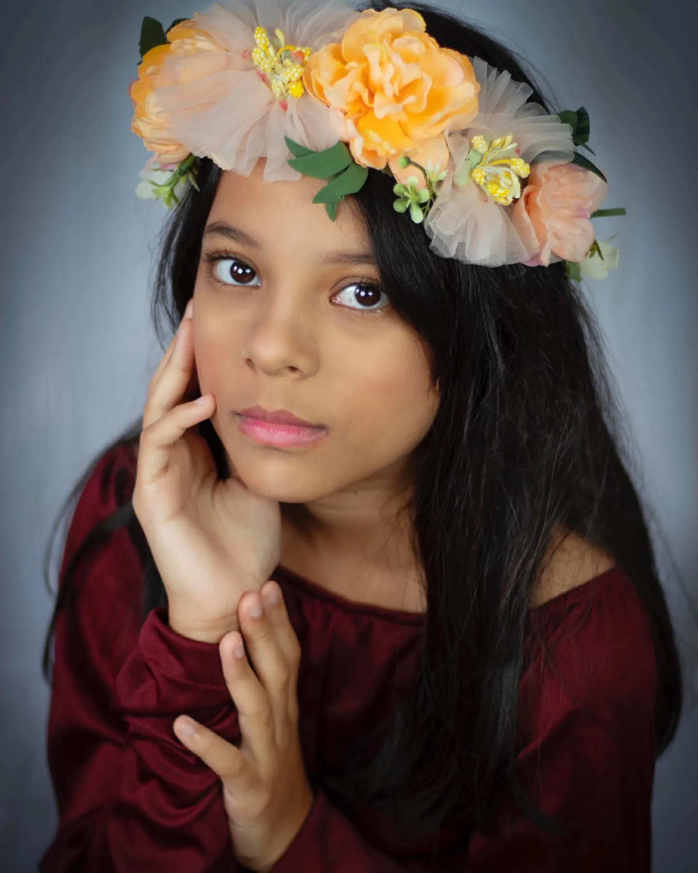 Retrato com flores amarelas e brancas sobre os cabelos